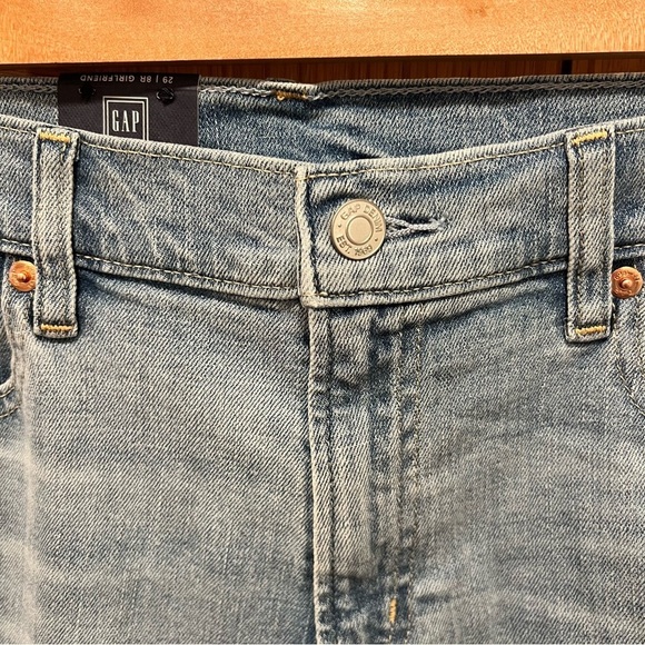 Gap | Girlfriend Mid Rise Denim | Distressed | Size 29 / 8 New - Picture 2 of 8